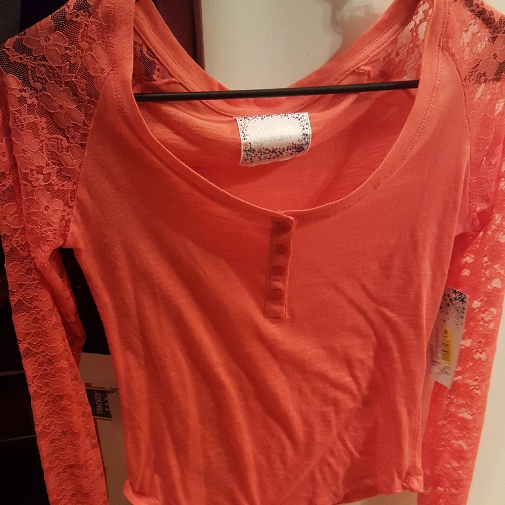 Long sleeve lace sleeved shirt