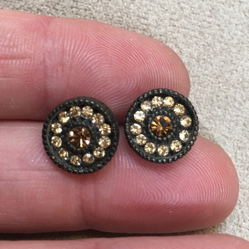 Shiny studs - Picture 2 of 2