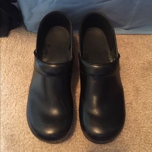 ⭐️Black Dansko clogs