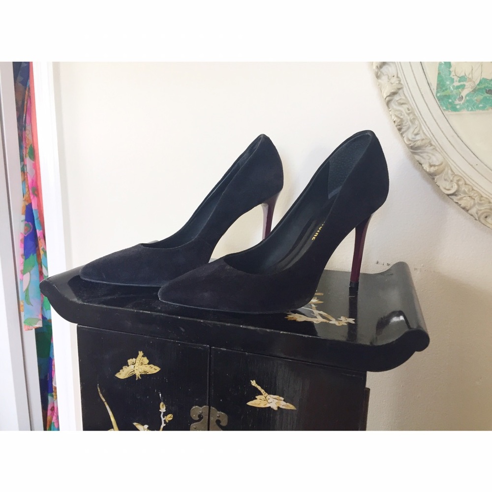 Black Pour La Victoire stilettos with crimson heel