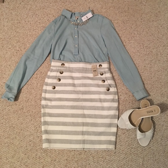 NWT LOFT light blue chambray top. - Picture 2 of 2