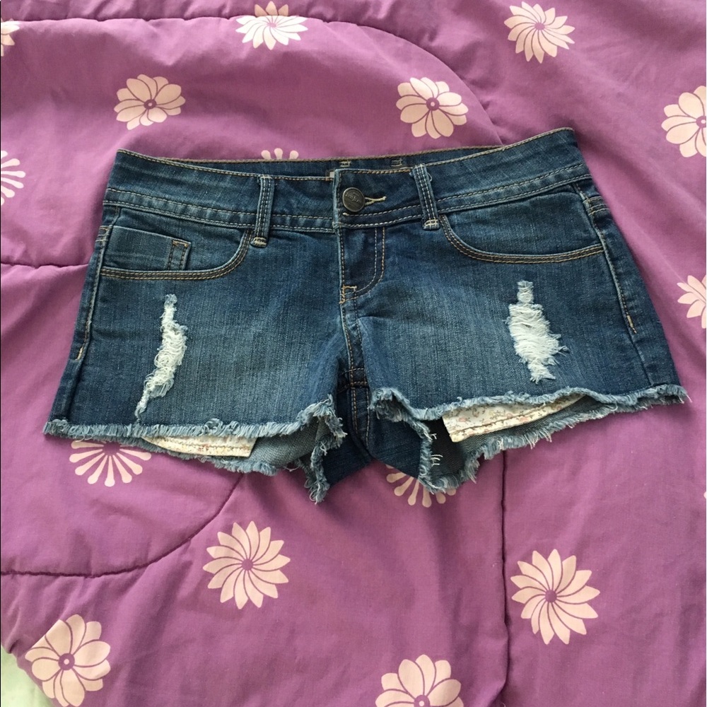 Jean shorts with floral pockets
