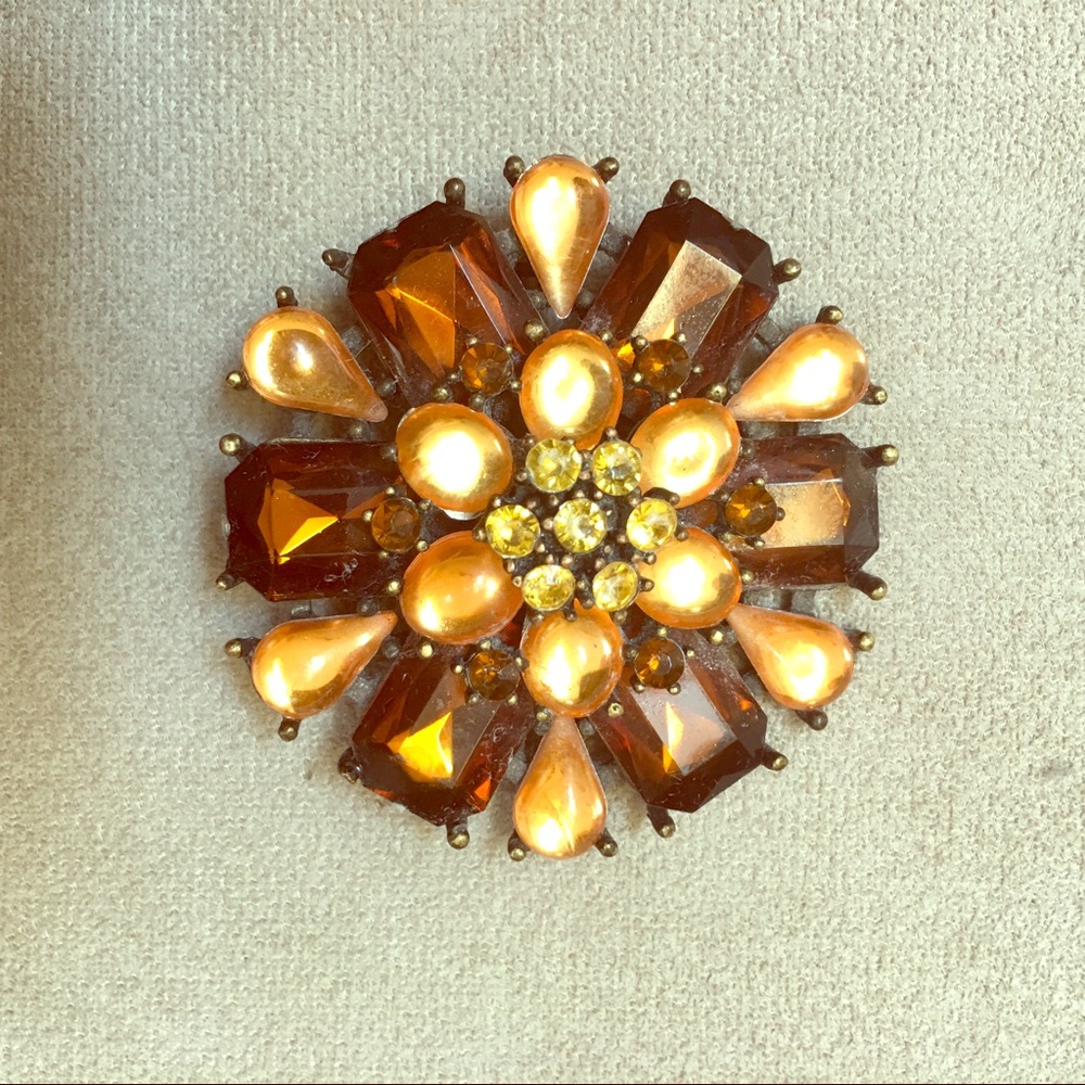 Gold brooch