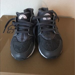 Girls size 7 Huaraches