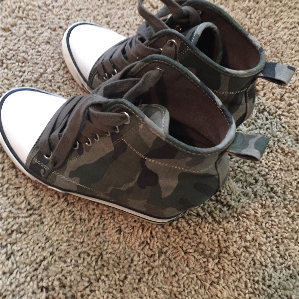Guess size 6.5 wedge tennis shoe