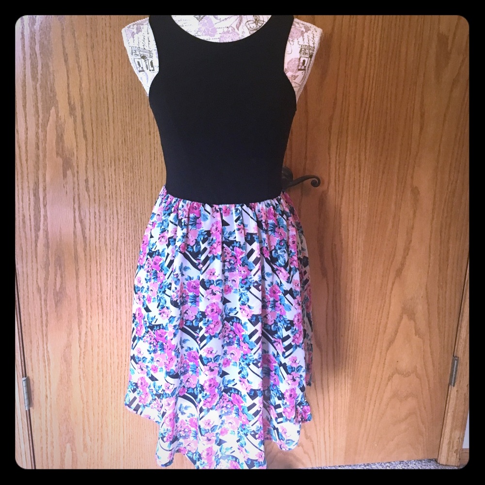 Gorgeous, fun summer dress!