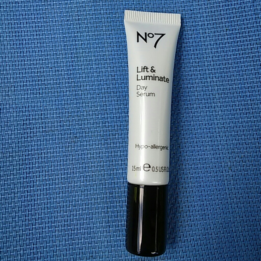 No 7 Lift & Luminate Day Serum
