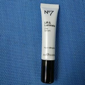 No 7 Lift & Luminate Day Serum