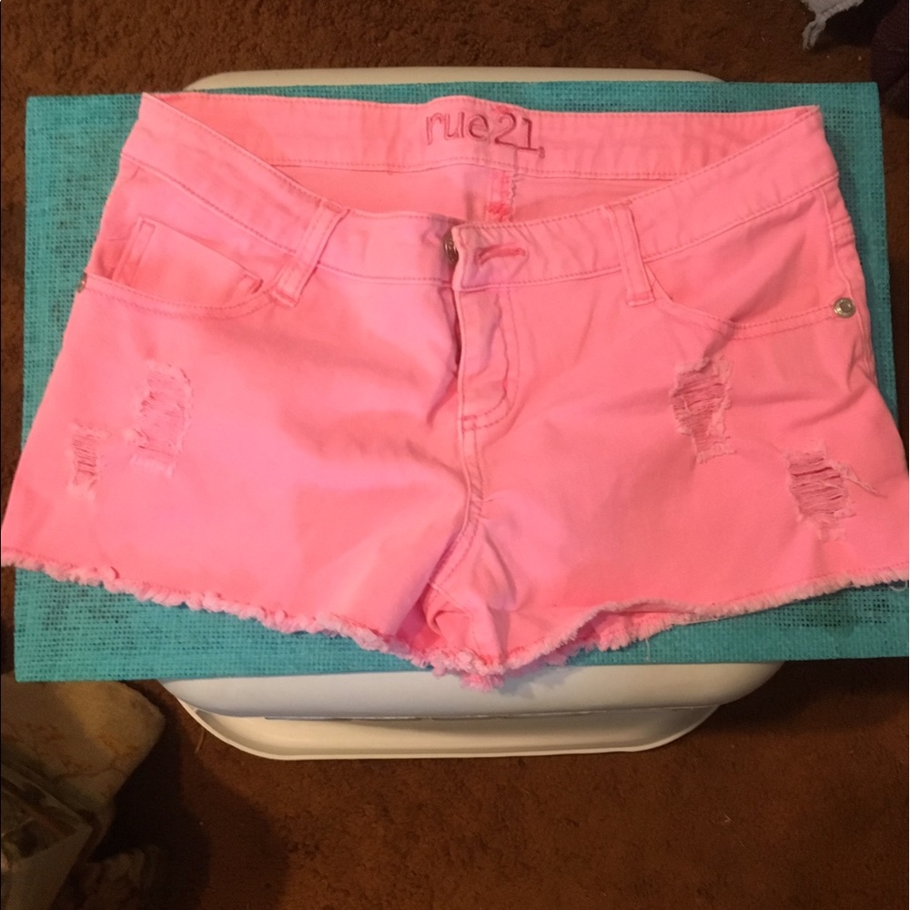 Light pink distressed rue 21 shorts!