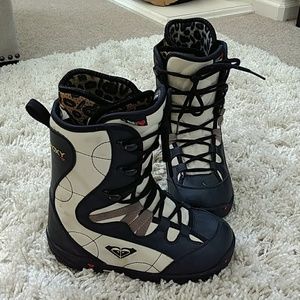 Roxy leopard print snowboarding boots