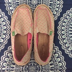 Size 7 Sanuks! Excellent condition