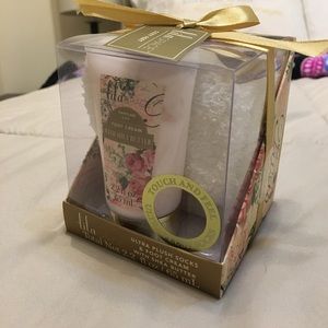 NWT Foot creme and fuzzy sock gift set