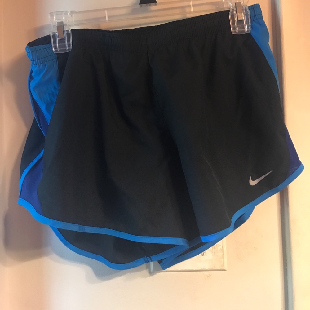 NWOT NIKE DRI FIT SHORTS SIZE MEDIUM