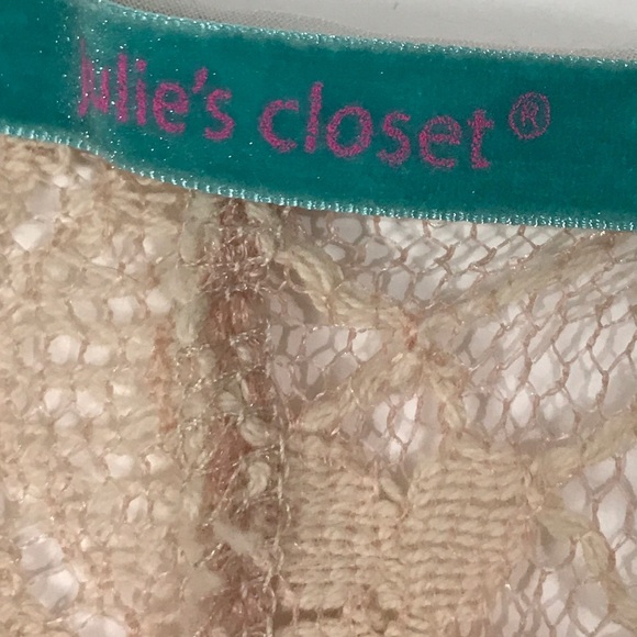 😸This is a really cute Lacey shirt with a big bow - Picture 2 of 6