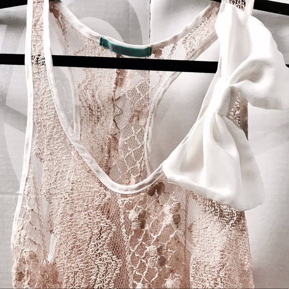 😸This is a really cute Lacey shirt with a big bow - Picture 6 of 6