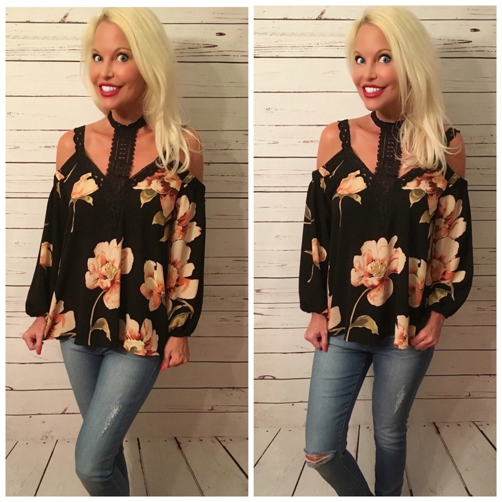 🎉HP 🎉Gorgeous Black Floral Choker Blouse! - Picture 2 of 4