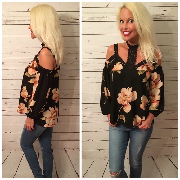 ๐HP ๐Gorgeous Black Floral Choker Blouse! - Picture 3 of 4