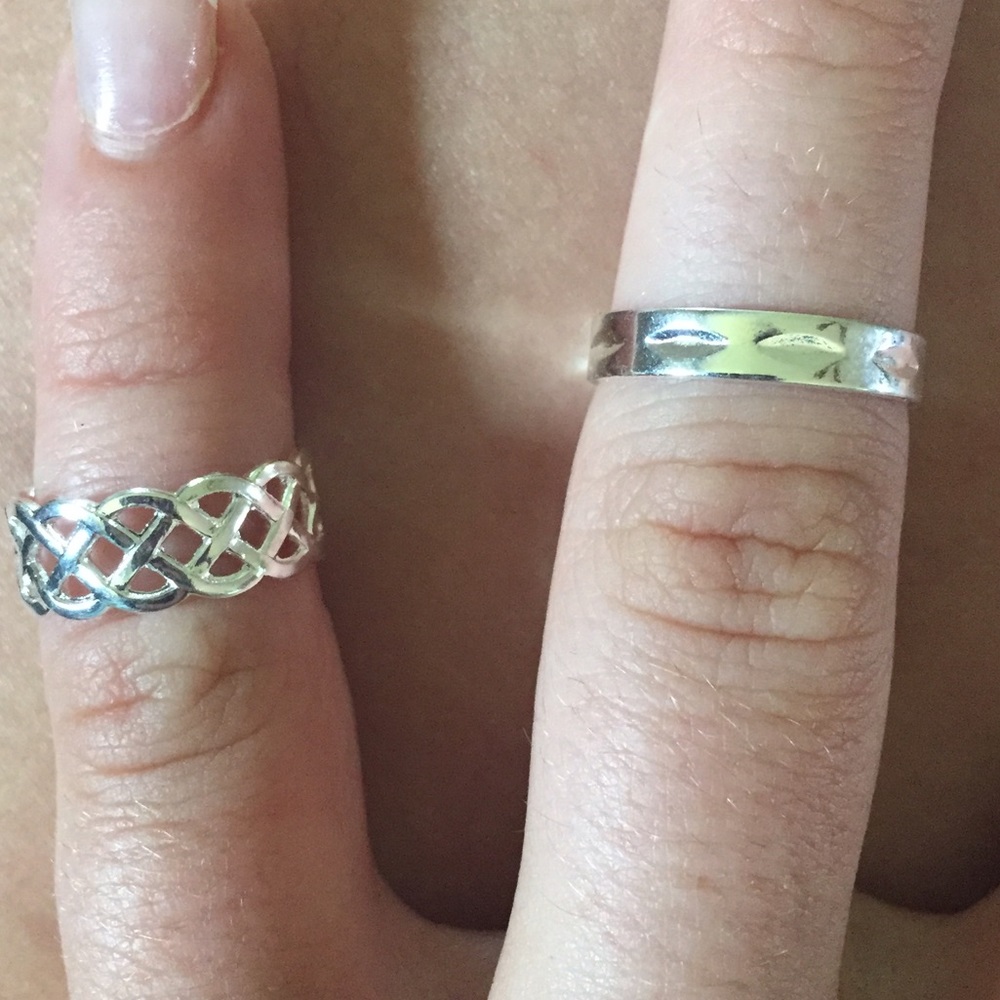 2 adjustable toe rings