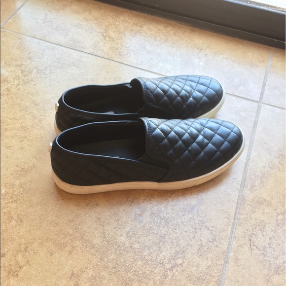 STEVE MADDEN SLIP ONS - Picture 3 of 6
