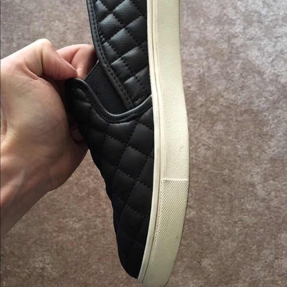 STEVE MADDEN SLIP ONS - Picture 6 of 6