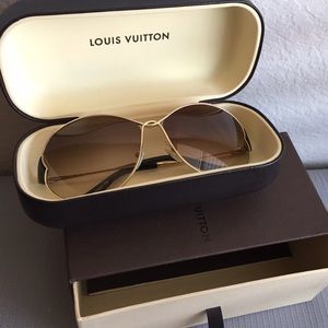LOUIS VUITTON Daisy Sunglasses.