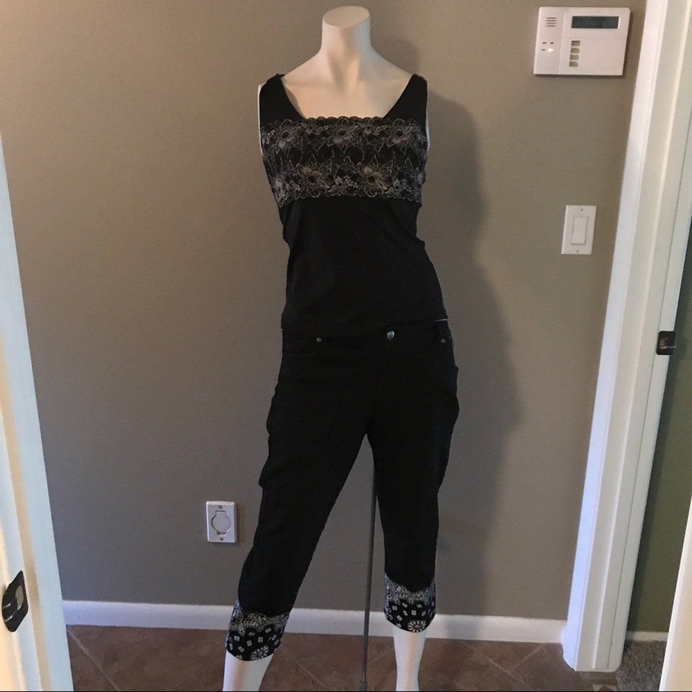 Black Capri pants