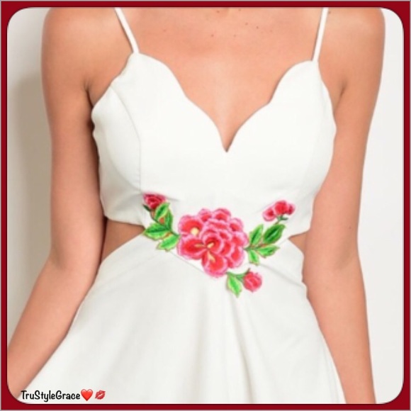 🌺 Gorgeous White Floral Cut Out Dress - Picture 2 of 3