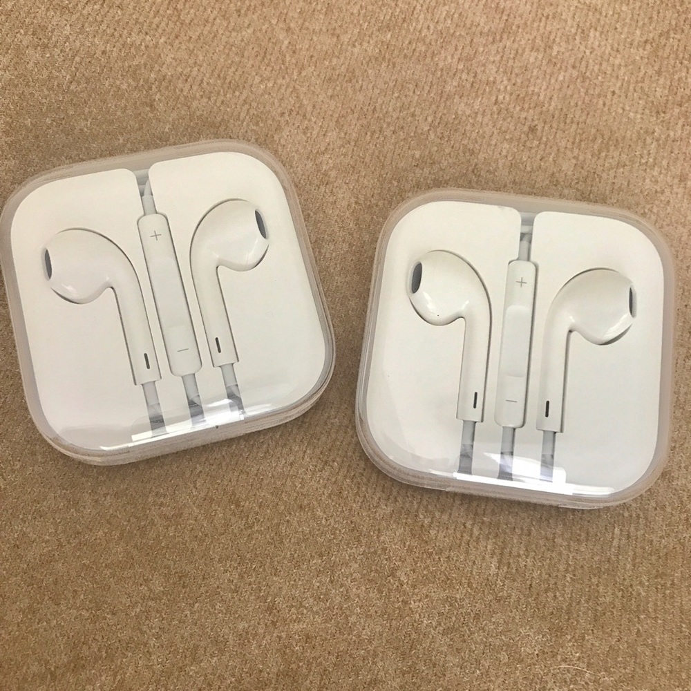 NIB Authentic Apple Earbuds / Earphones