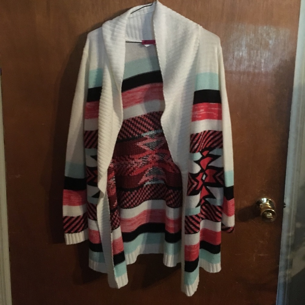 White long cardigan with Aztec print.