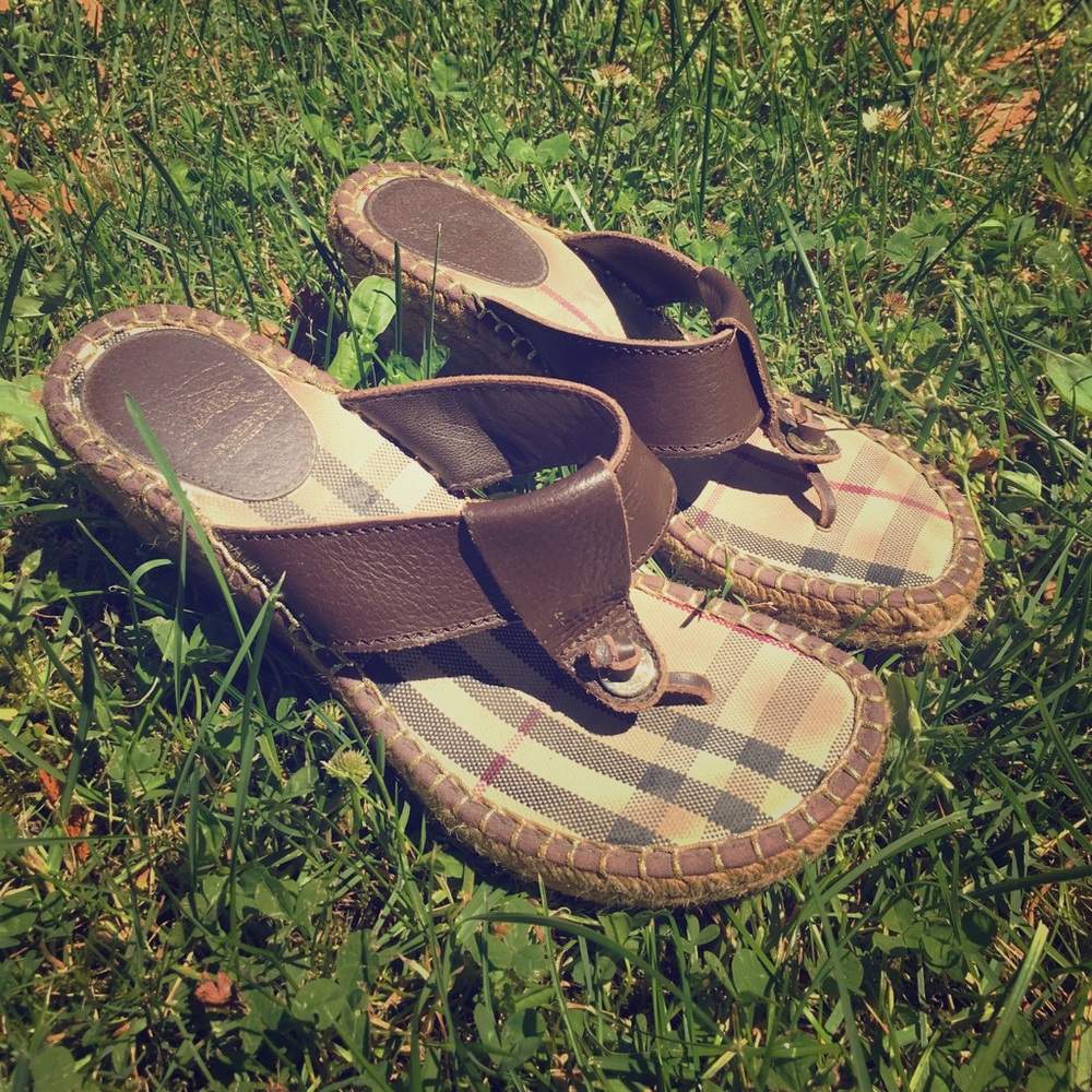 📌Authentic Burberry wedge sandals, sz 38/8-8.5📌