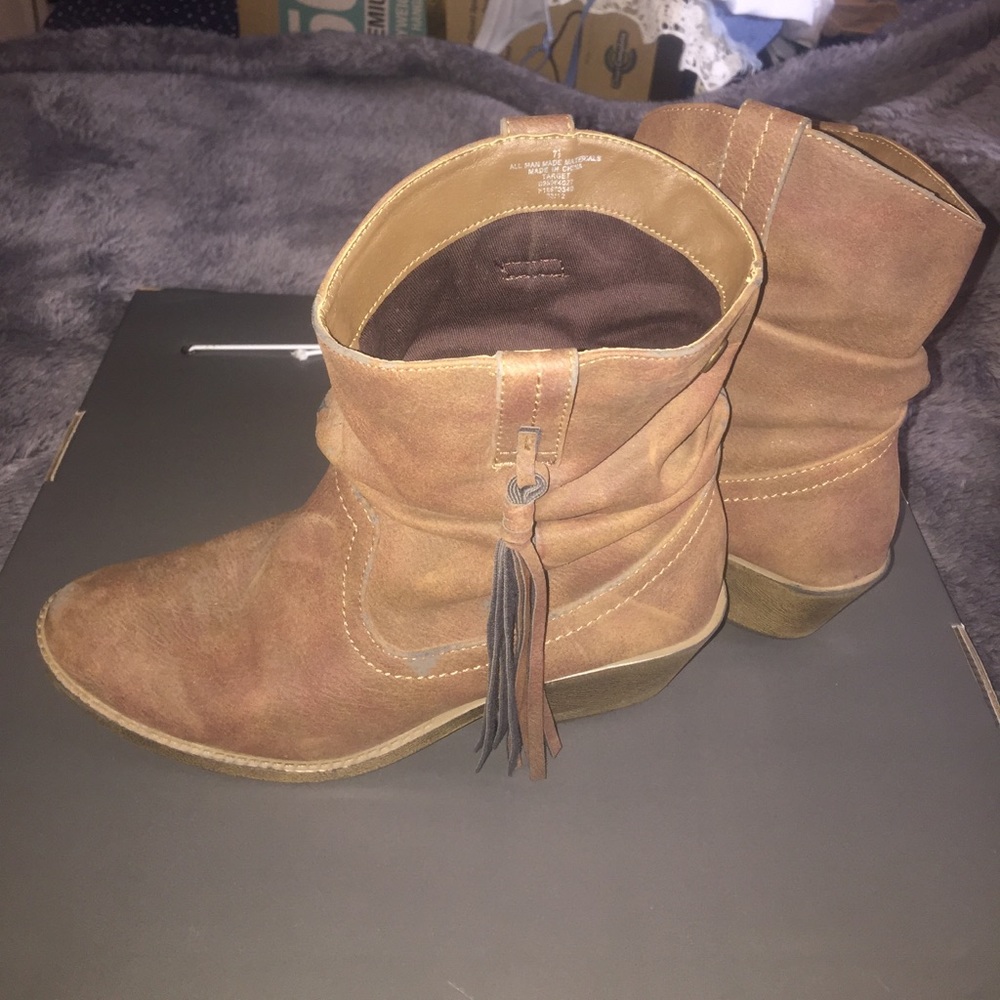 Short cowboy boots