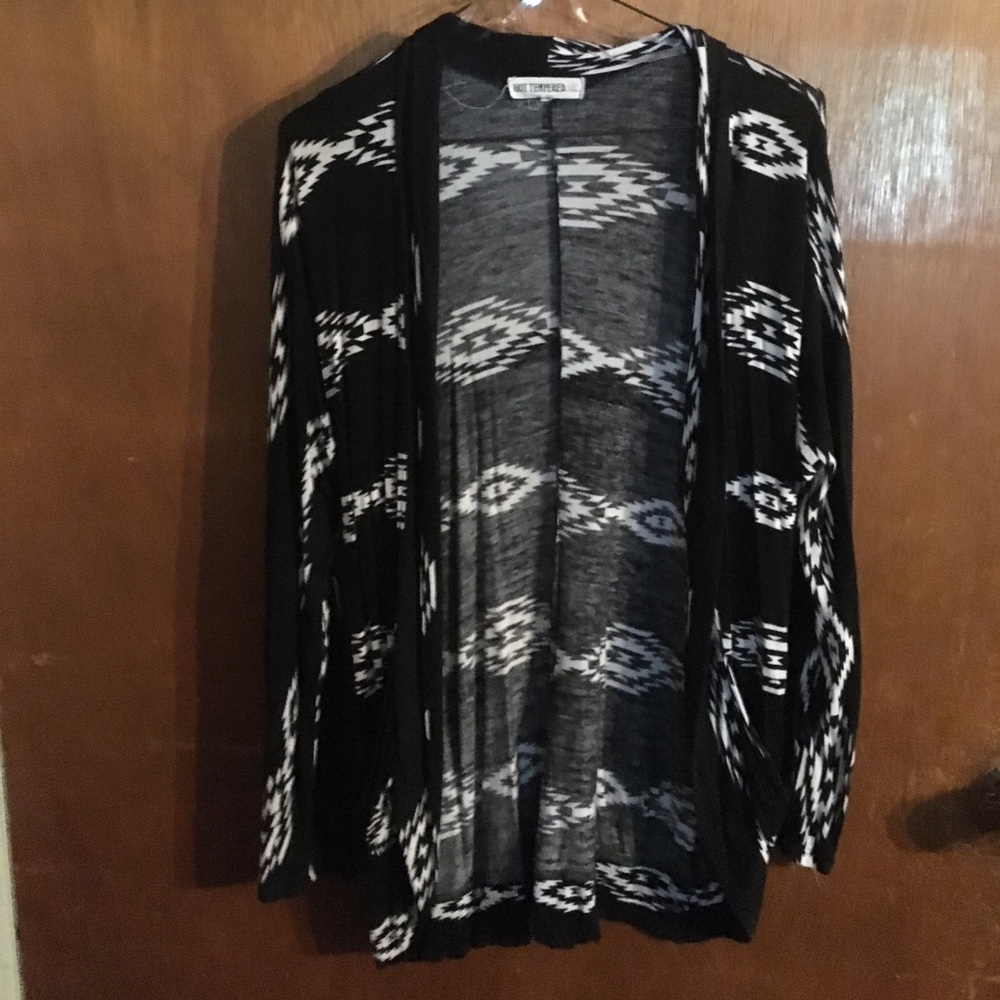 Long sleeve thin cardigan. Black with Aztec print.