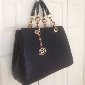 Chic and versatile bag!