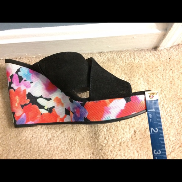 Adrienne Vittadini Clem Wedge Sandal - Picture 4 of 6