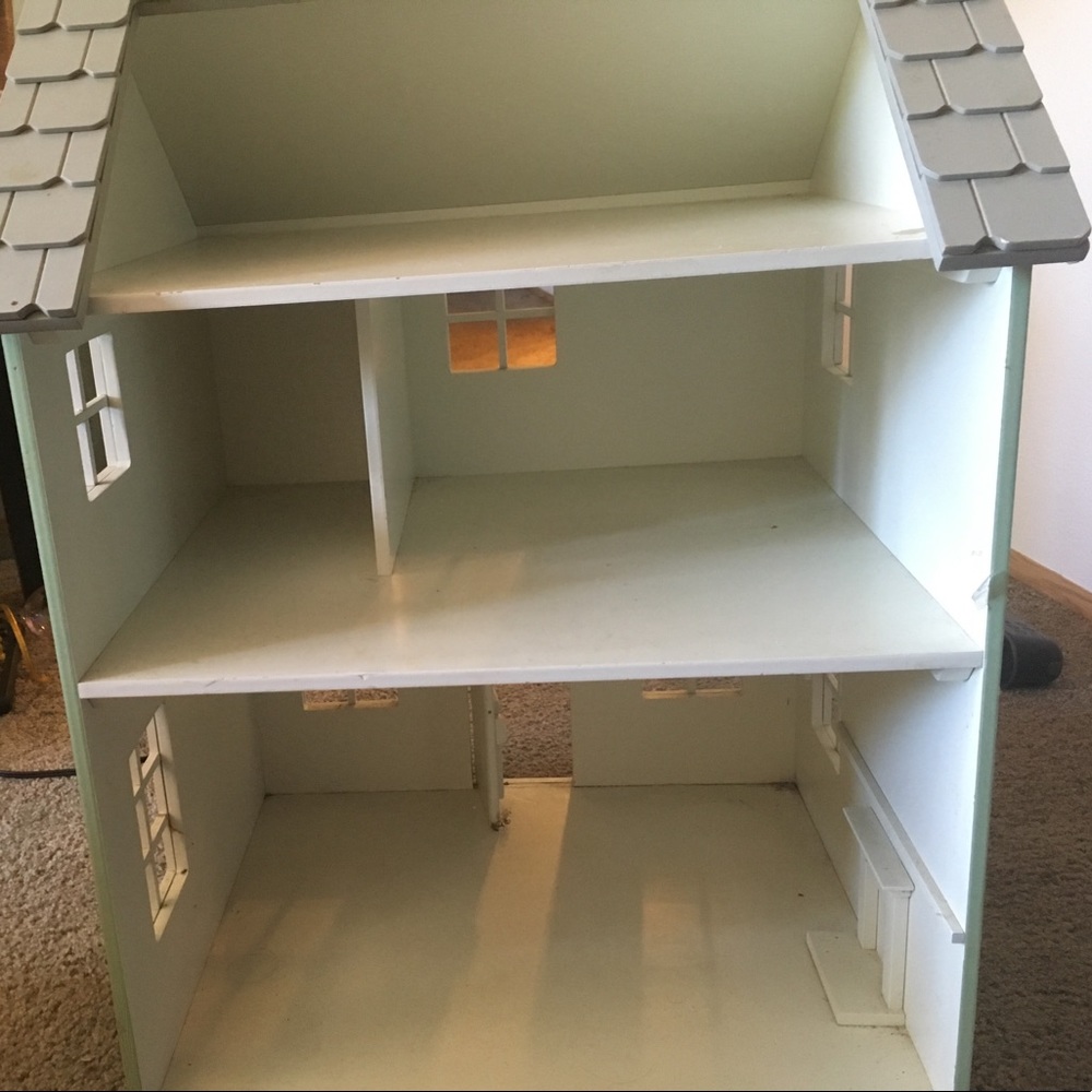 Doll house gently used - Picture 1 of 3