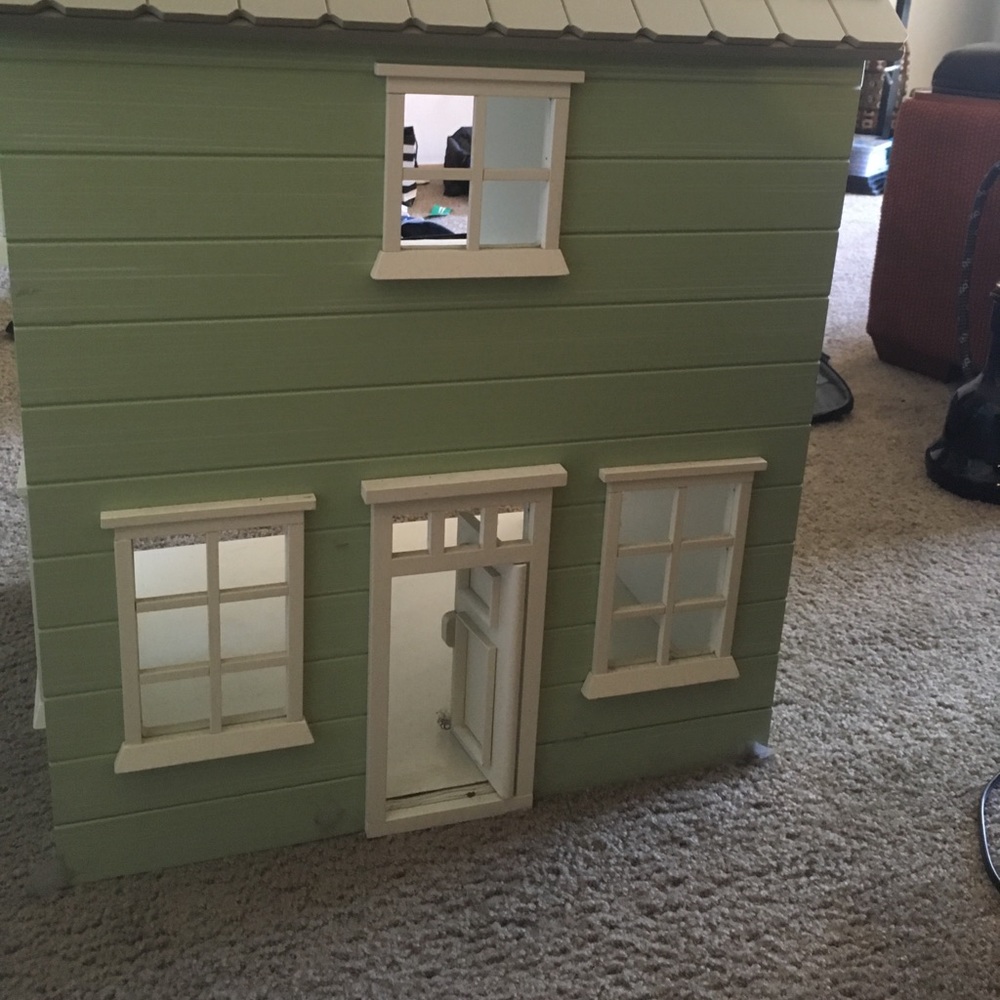 Doll house gently used - Picture 3 of 3