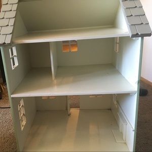 Doll house gently used