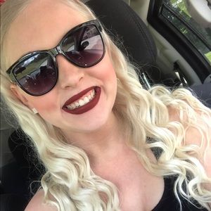 Meet your Posher, Caitlin