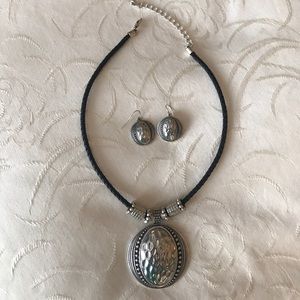 Set necklace and earrings