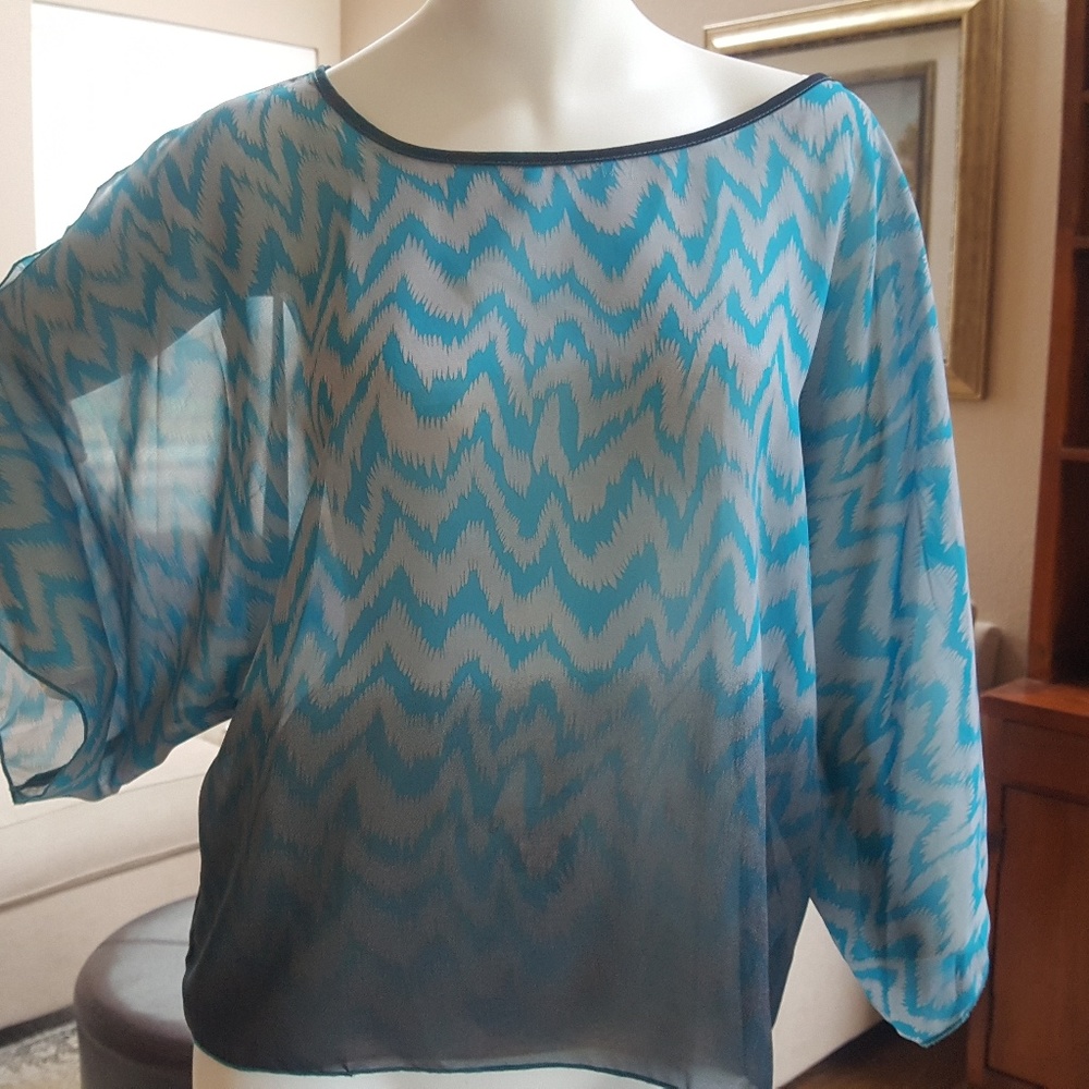 Very pretty cold shoulder top