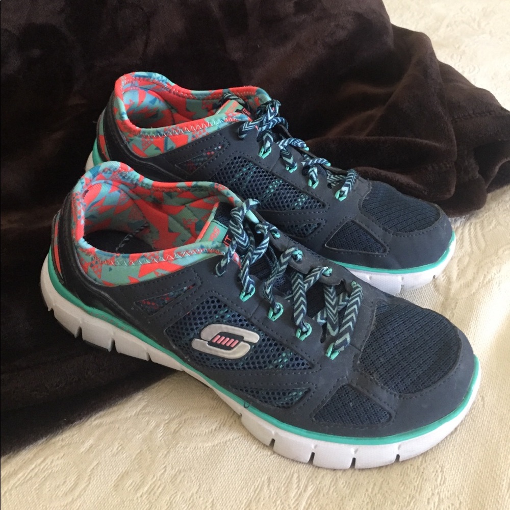 Sketchers tennis shoes