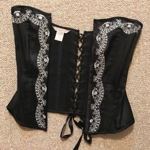 New black and white lace pattern corset