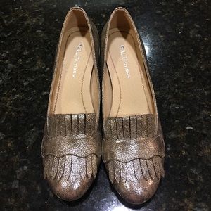 Gold metallic blocked heel, kilt front details.