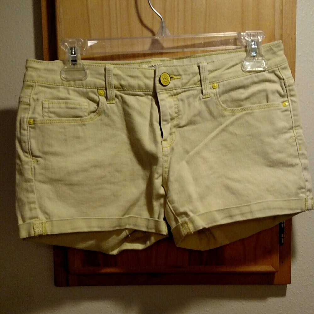 Aeropostale Shorts 7/8 Pale Yellow