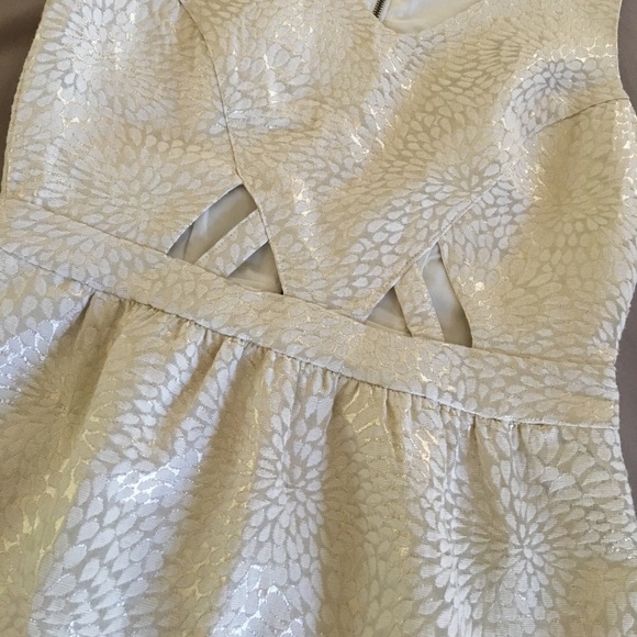 ShimMeRiNg cUt 0ut drEsS - Picture 3 of 9