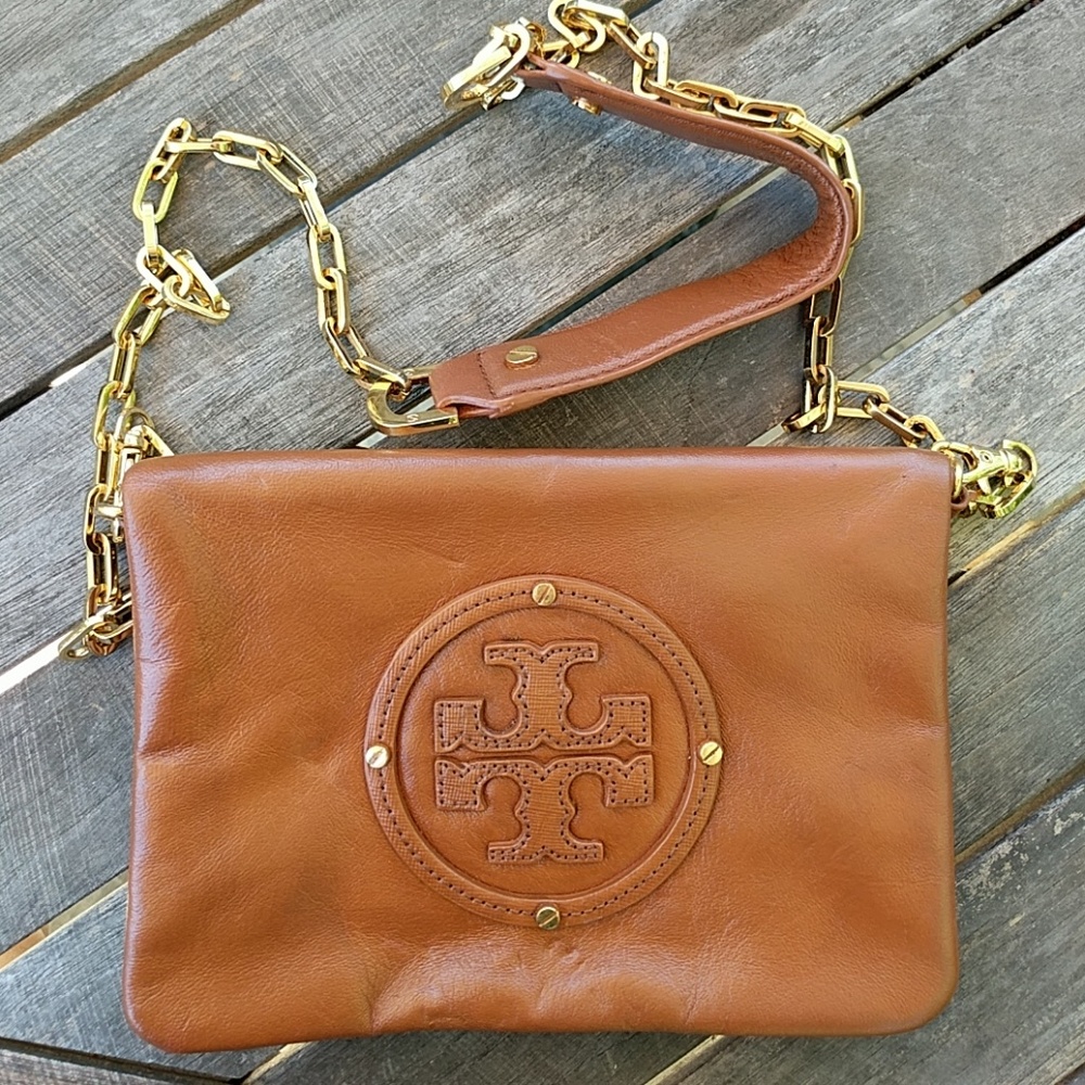Tan Tory Birch cross body purse with gold chain.