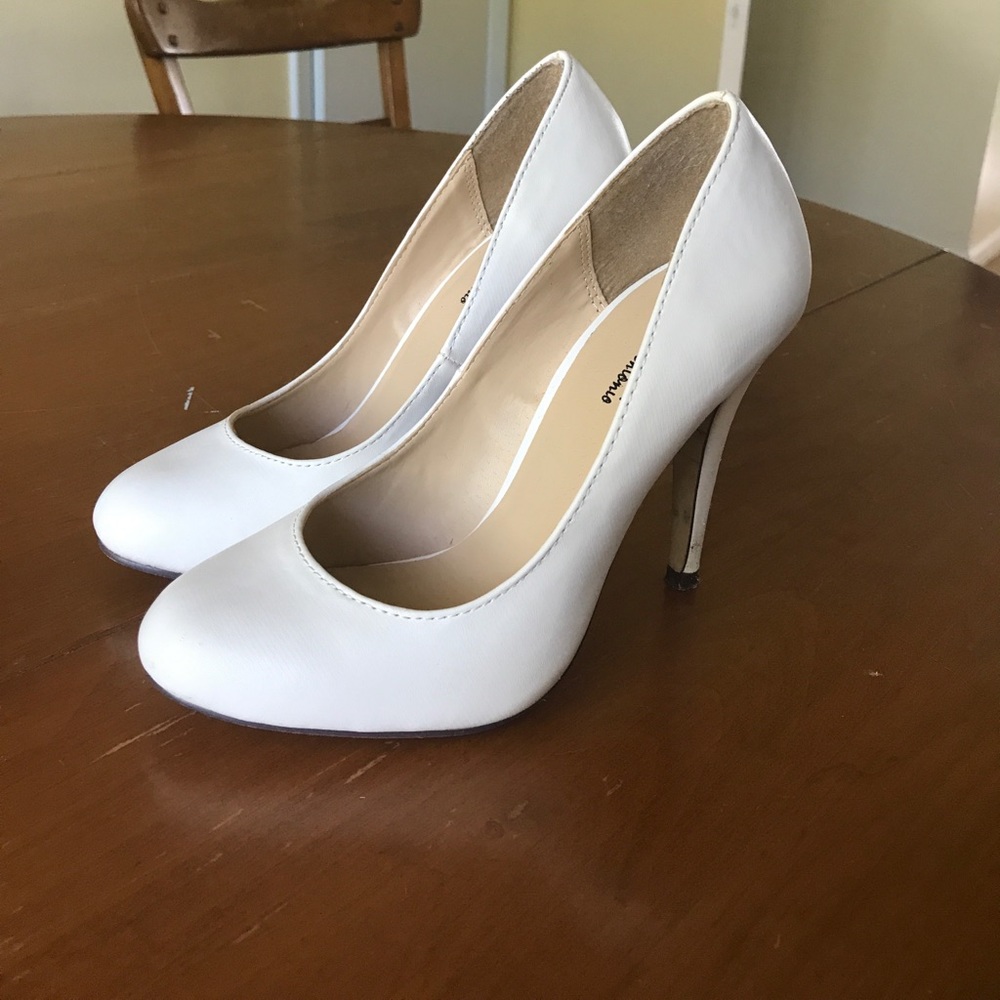 SALE 🎉White Michael Antonio heels. Size 6.5