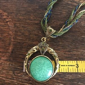 🌻 Pretty green necklace.