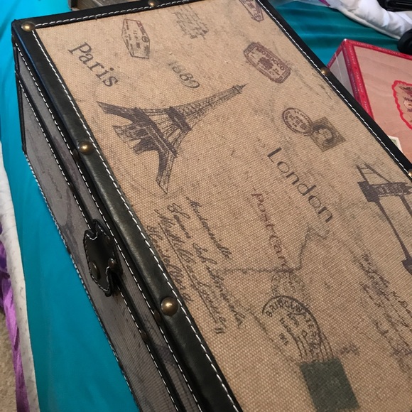 World Traveler Storage Decoration - Picture 3 of 5