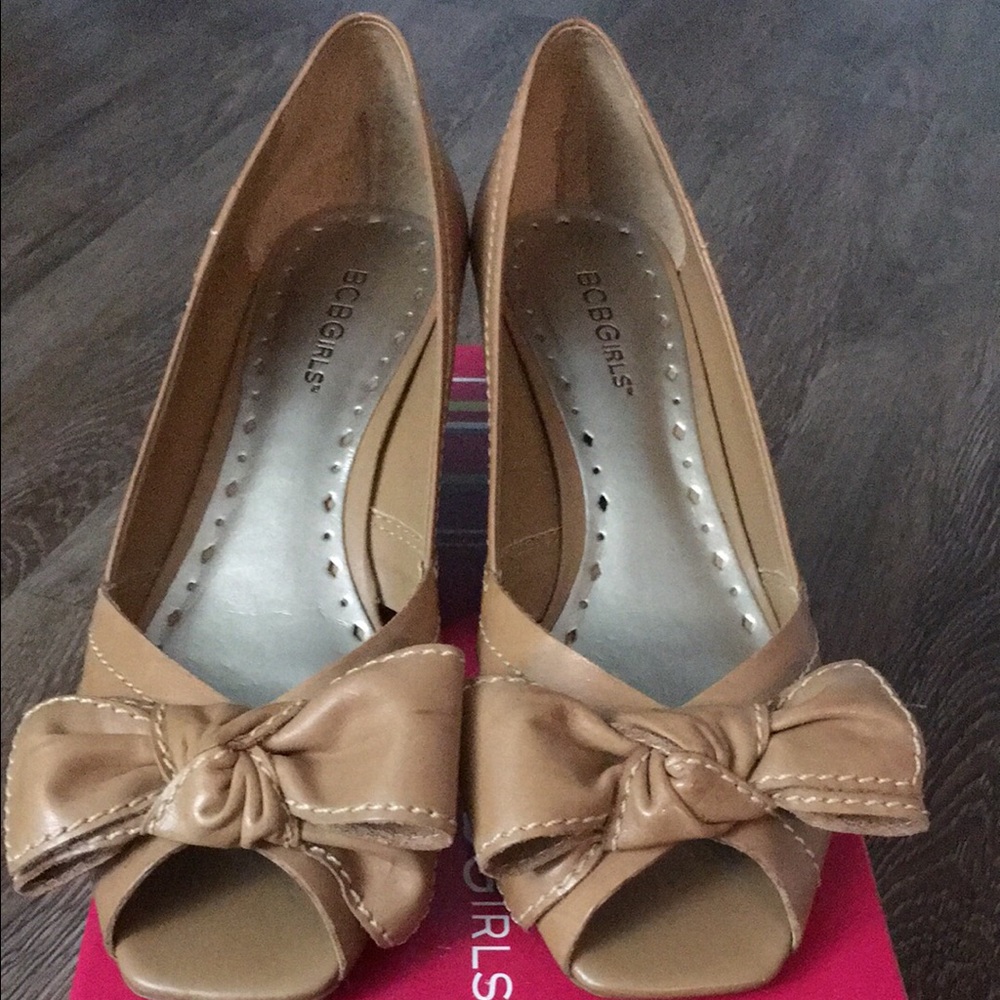 BCBG size 8 heels